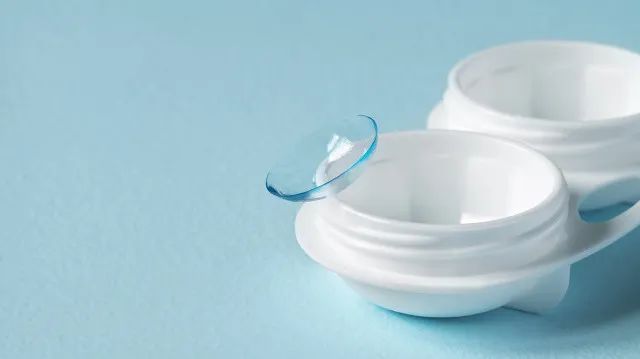 戴隐形眼镜后眼干,戴隐形眼镜眼干用什么滴眼液