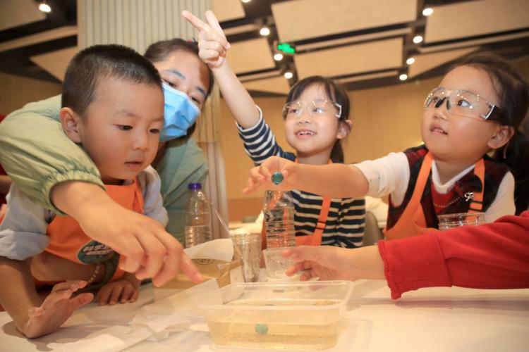 来“社区之家“的”科学总动员“公益课堂争做“小小科学家“！在家门口即可感受科学之美