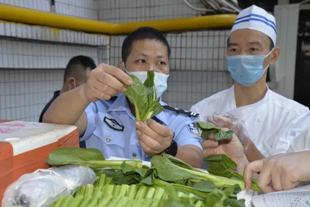 【青年民警微视角】为了奋战的战友，他每天前送数以吨计的“温暖”——走进青年民警李汝芹的一天