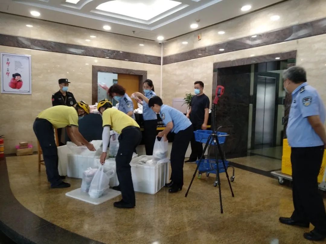 【青年民警微视角】为了奋战的战友，他每天前送数以吨计的“温暖”——走进青年民警李汝芹的一天