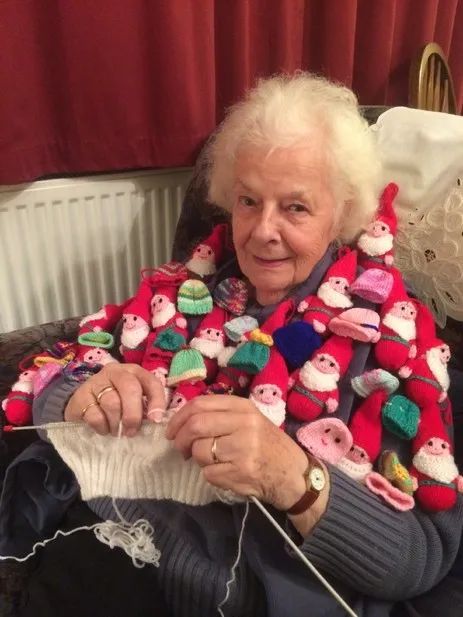 每年冬天，这群人为什么要给果汁瓶戴上毛线小帽？