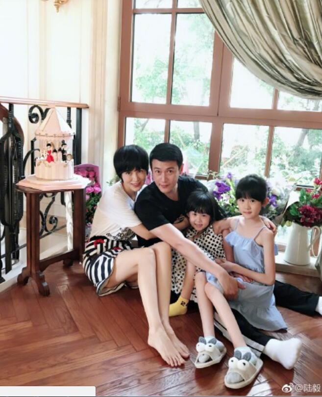 陆毅的女儿贝儿长大后的视频,陆毅女儿贝儿腿现身公众视野