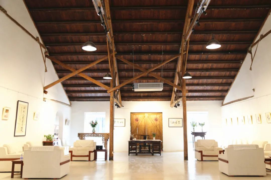 篮球场绿茵场,虹口足球场附近有篮球场