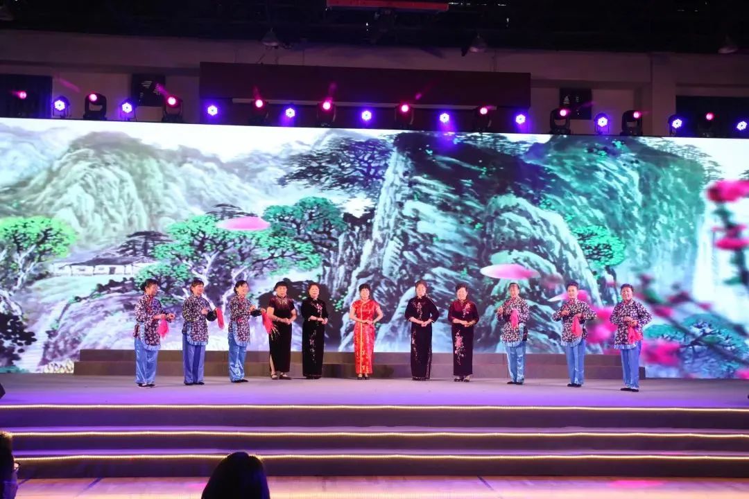 梅陇镇生活日记——梅陇镇举办“社区居民乐小康”暨“撤二建一”20周年社区文化汇演活动