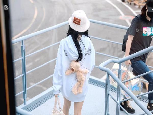 娱乐圈土味审美大赏！渔网袜透明雨衣蕾丝内衬，求双没看过的眼睛