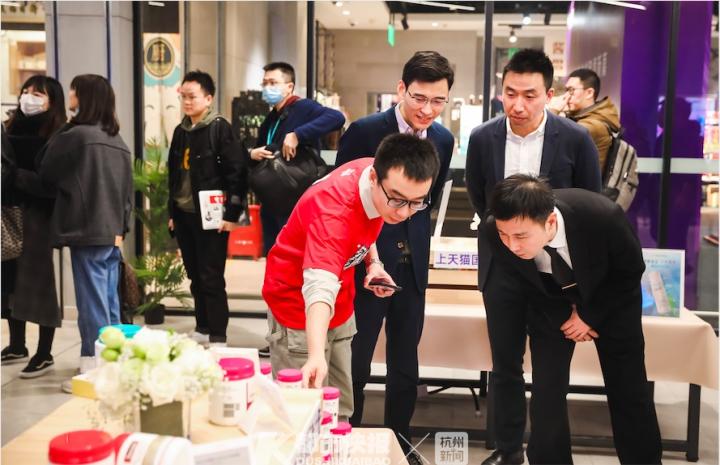 手机扫码下单，在线通关20分钟极速达！杭州开出首家跨境新零售店