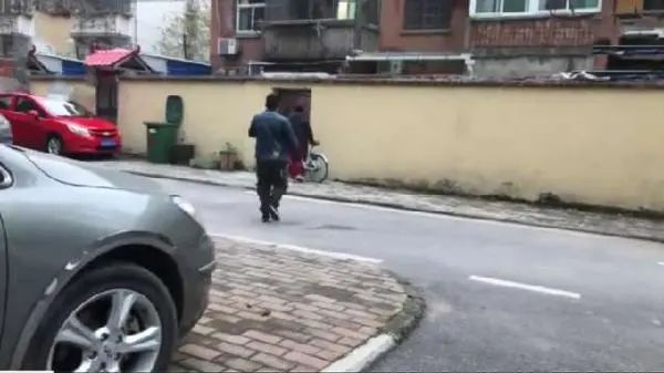 大妈霸占停车区后续,大妈霸占共享单车报警后续