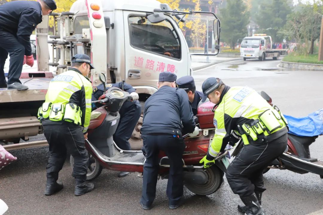 联合执法，还路于民︱整治凤凰城小区周边违停乱象！