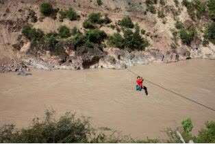 从“溜索姑娘”到邮政扶贫人，她是藏族群众心中的格桑花