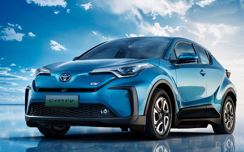 在冰天雪地里飙车,在冰路上飙车