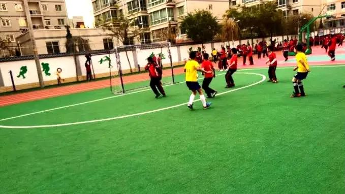 临洮县实验三小校园足球比赛,实验二小踢足球比赛直播