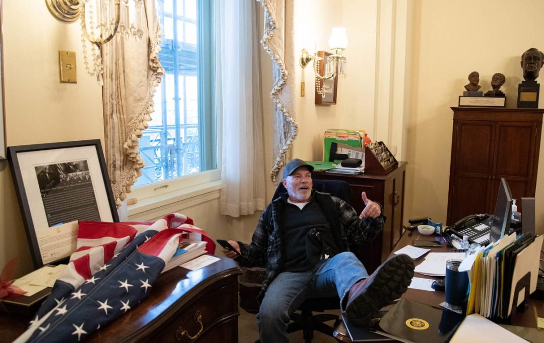 美国国会“陷落”,一名女性中枪身亡!推特紧急封禁特朗普账号