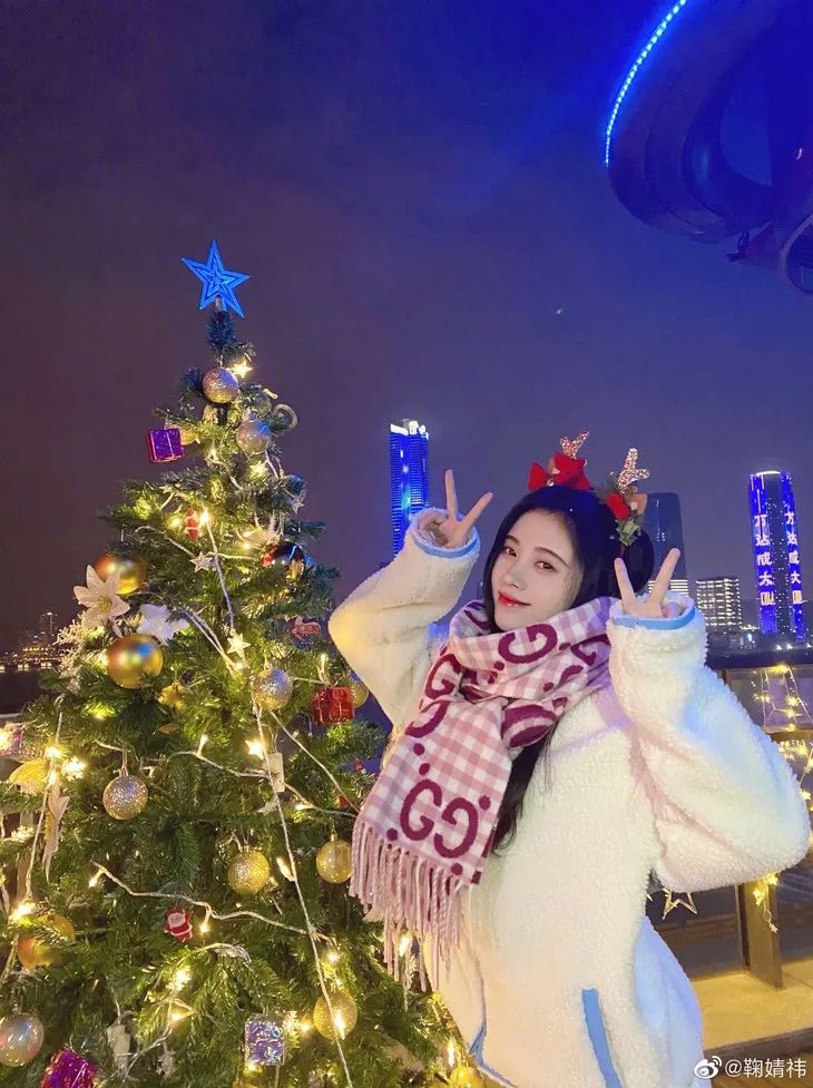 配饰狂|程潇的大牌围巾，logo特大但不显老