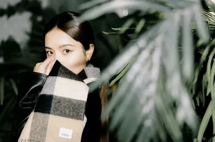 配饰狂|程潇的大牌围巾，logo特大但不显老