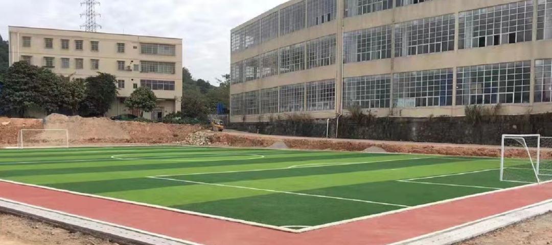 昔日臭水沟今朝变乐园,太原臭水塘足球场