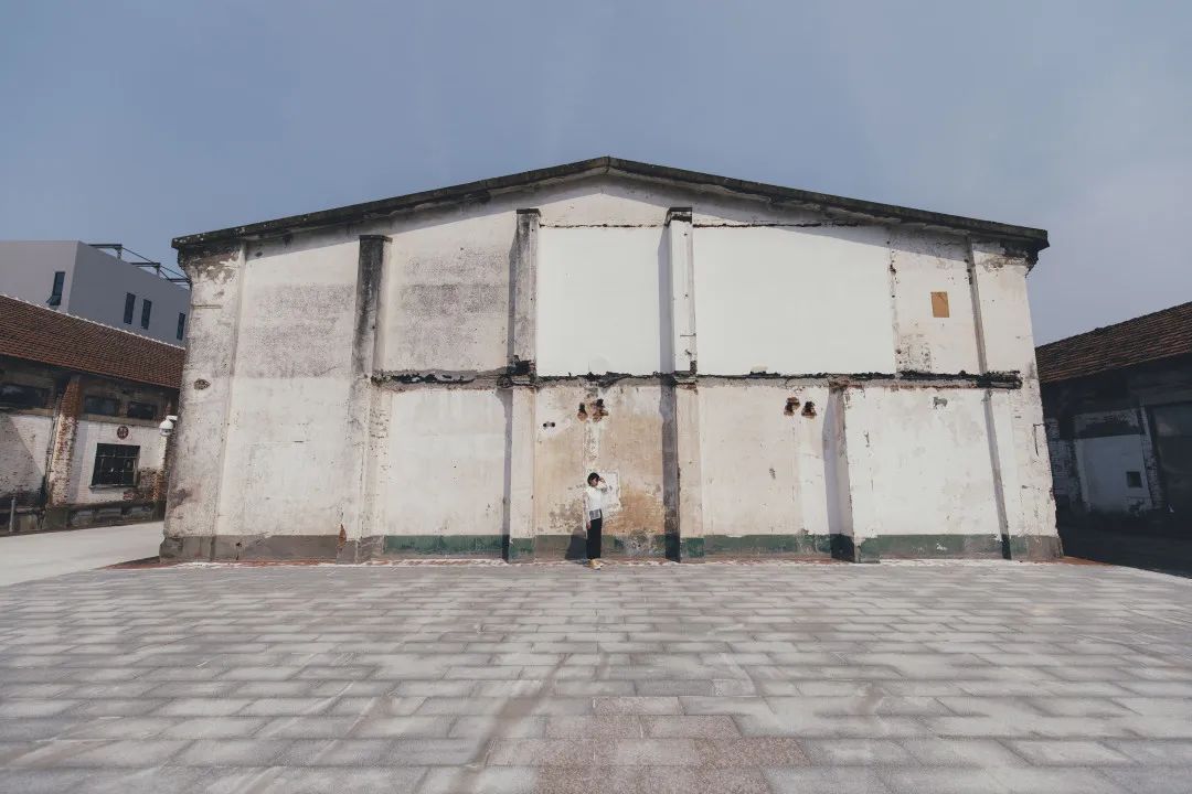 篮球场绿茵场,虹口足球场附近有篮球场