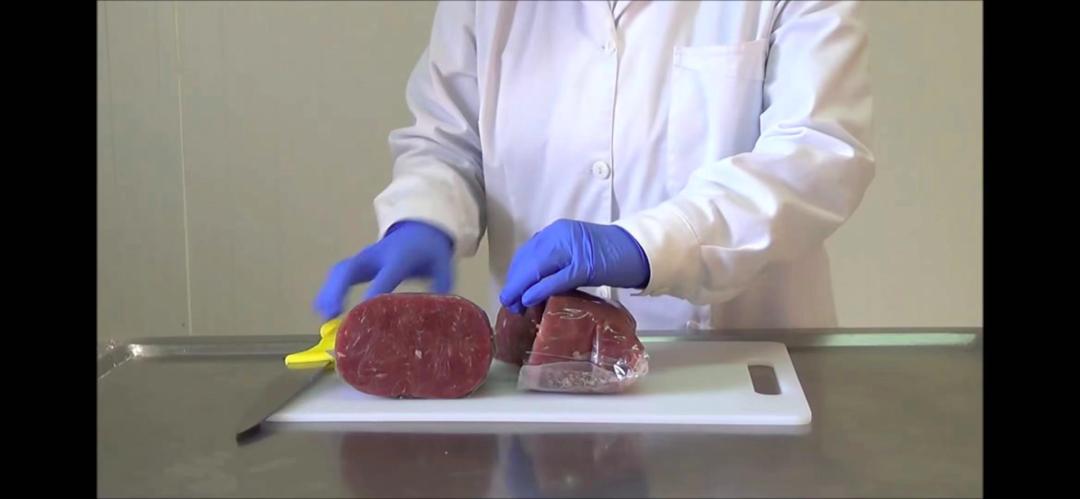 胶水粘的牛排,10块钱一块的圆形牛排