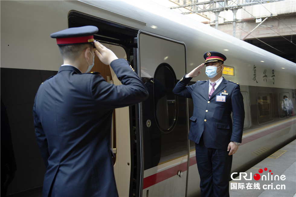感受中国速度复兴号,新春走基层火车