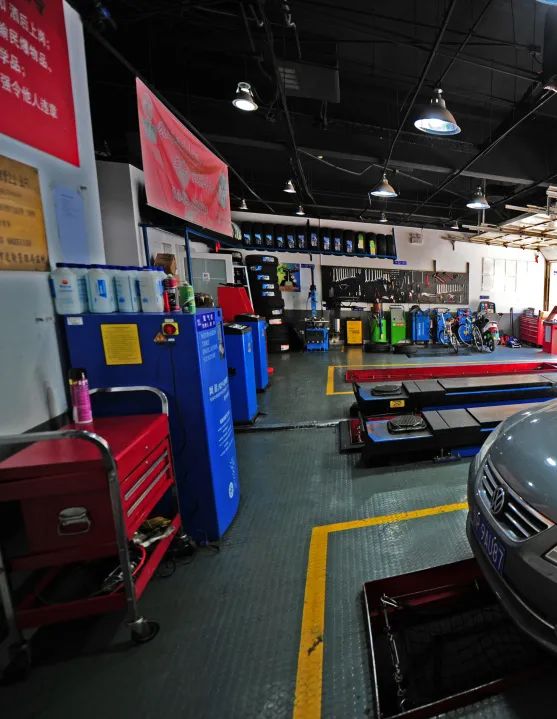 车跑了4千公里机油变黑怎么回事,摩托车机油变黑不换有什么后果