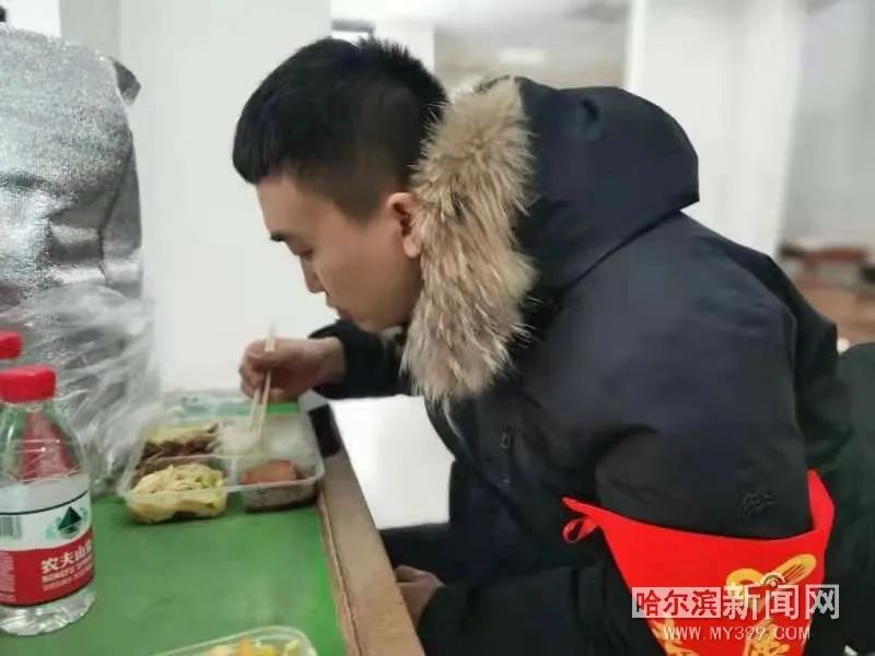 「网络中国节·春节」这个春节，老家在内蒙古的警察邵伟没有回家，一起来听听警同伴讲讲他的故事｜身后的小邵