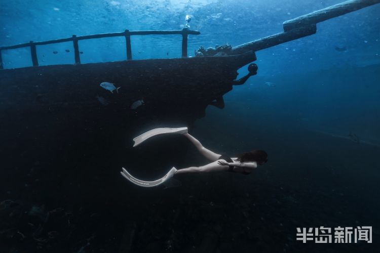 半岛聚焦丨今天我是你:女记者变身美人鱼,“变美”并不容易