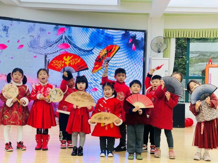 牛年幼儿园开学典礼视频,牛年创意春节幼儿园开学仪式