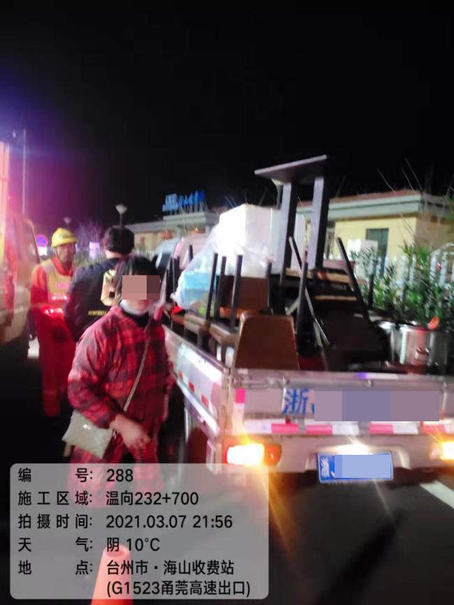 一阵大风，车斗上的东西掉在高速上，这个司机的后续做法值得点赞