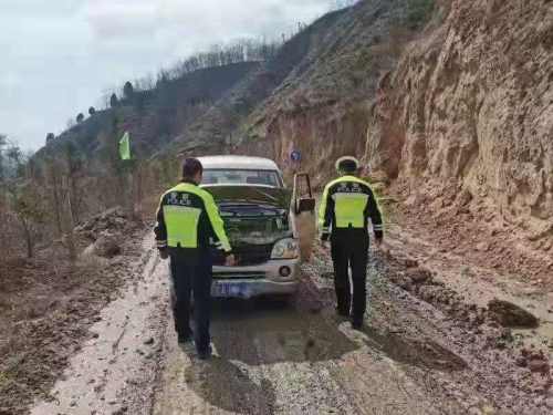 车辆高速抛锚交警雨夜救助,车辆遇积水熄火被困消防紧急救援