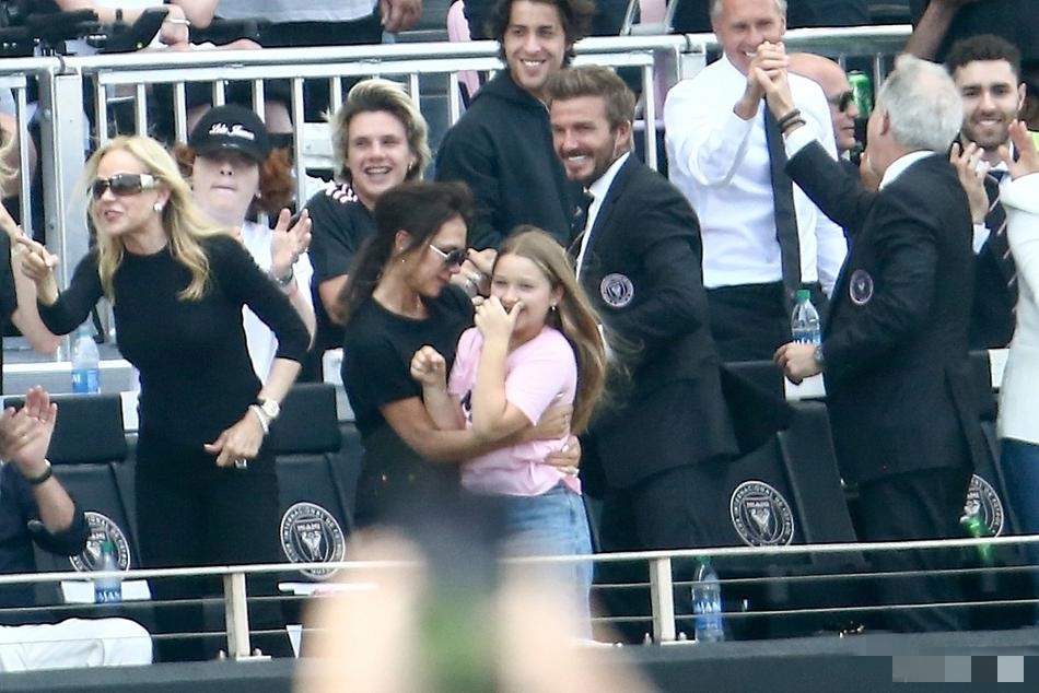 贝克汉姆小七胖了一圈,贝克汉姆小七一岁时全家照