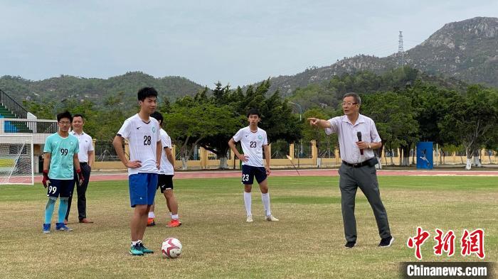 容志行汕尾送球进校园言传身教传承足球文化