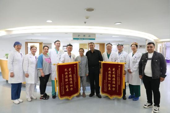 *疆新**大妈气管食管现“窟窿”上海寻医除顽疾