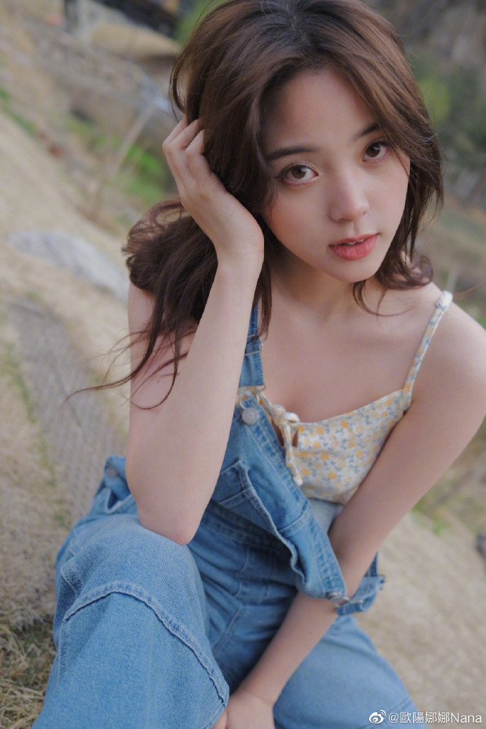 欧阳娜娜白色背心,欧阳娜娜镂空背心