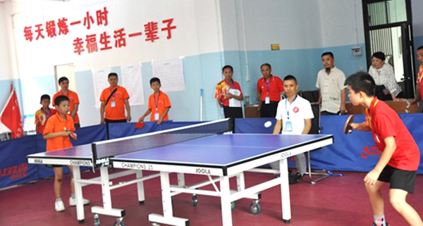 武陵源区关工委举行第六届“老少同乐关爱杯”乒乓赛书法赛暨围鼓展演活动