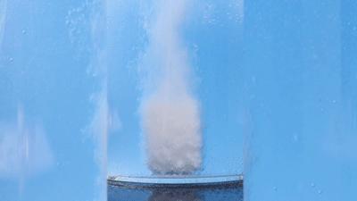 很容易粘毛的衣服该怎么洗,衣服洗完污渍怎么去掉