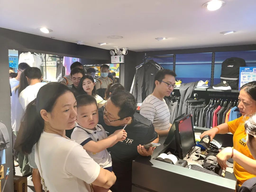 8月份门店鸿星尔克现状,贵人鸟和鸿星尔克对比线下实体店