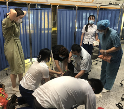 乘客晕倒地铁员工救助,乘客突发癫痫公交司机热心救助