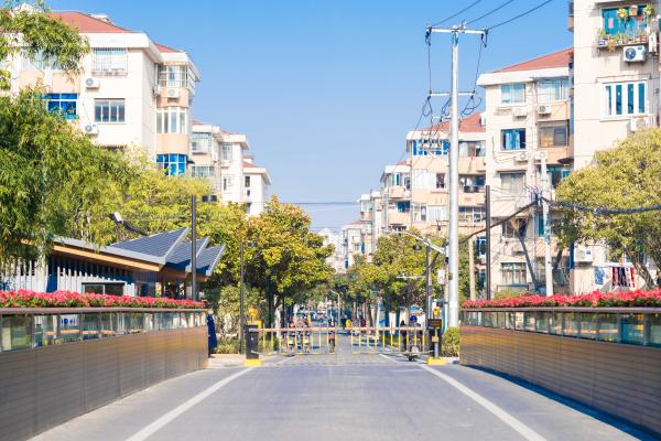 拆掉240米长围墙后，紧邻上海内环的这4个老公房小区，开始“逆袭”