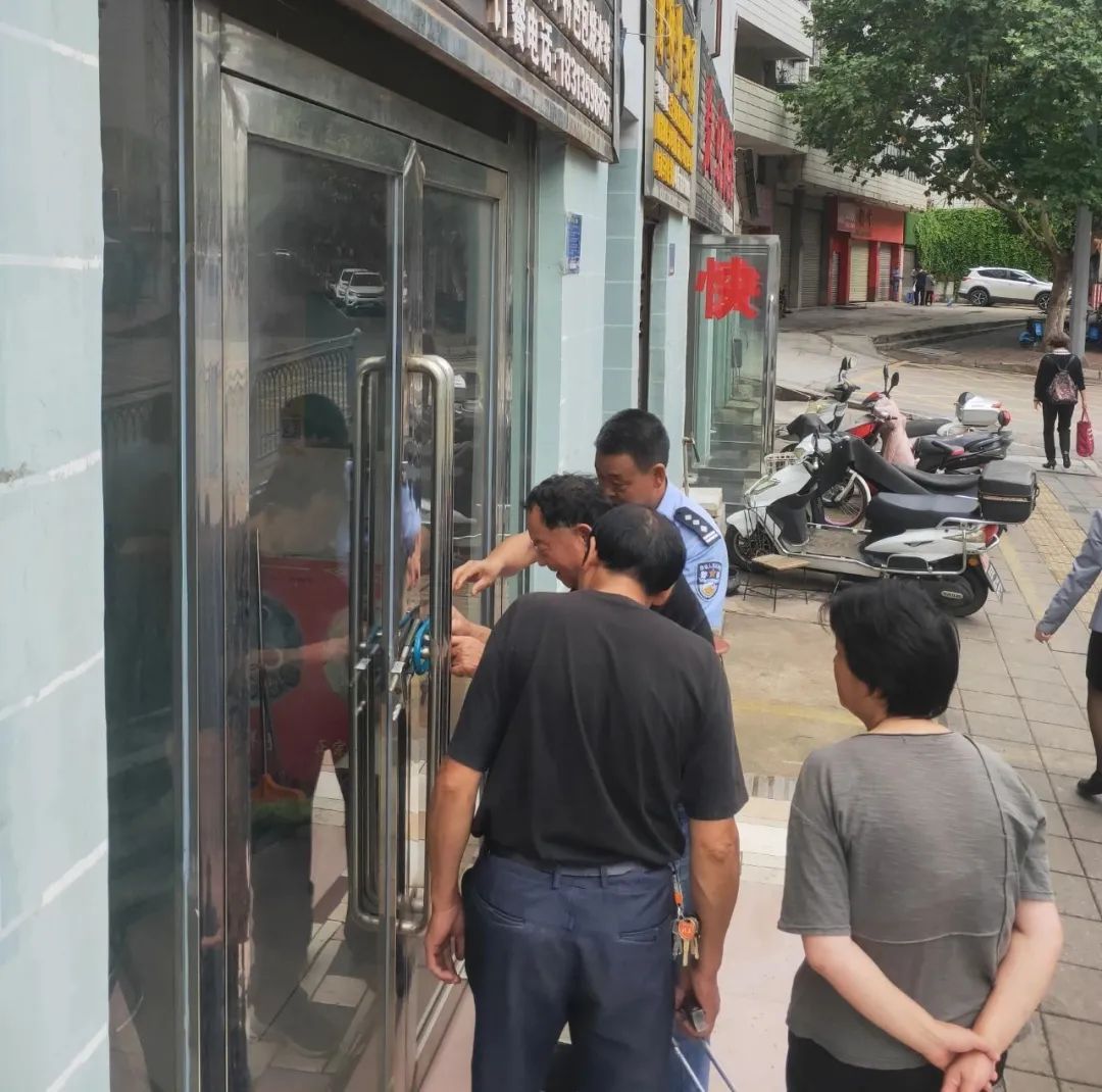 跷！商铺门窗上锁，货品却不翼而飞：民警紧急为170余家商铺打“补丁”