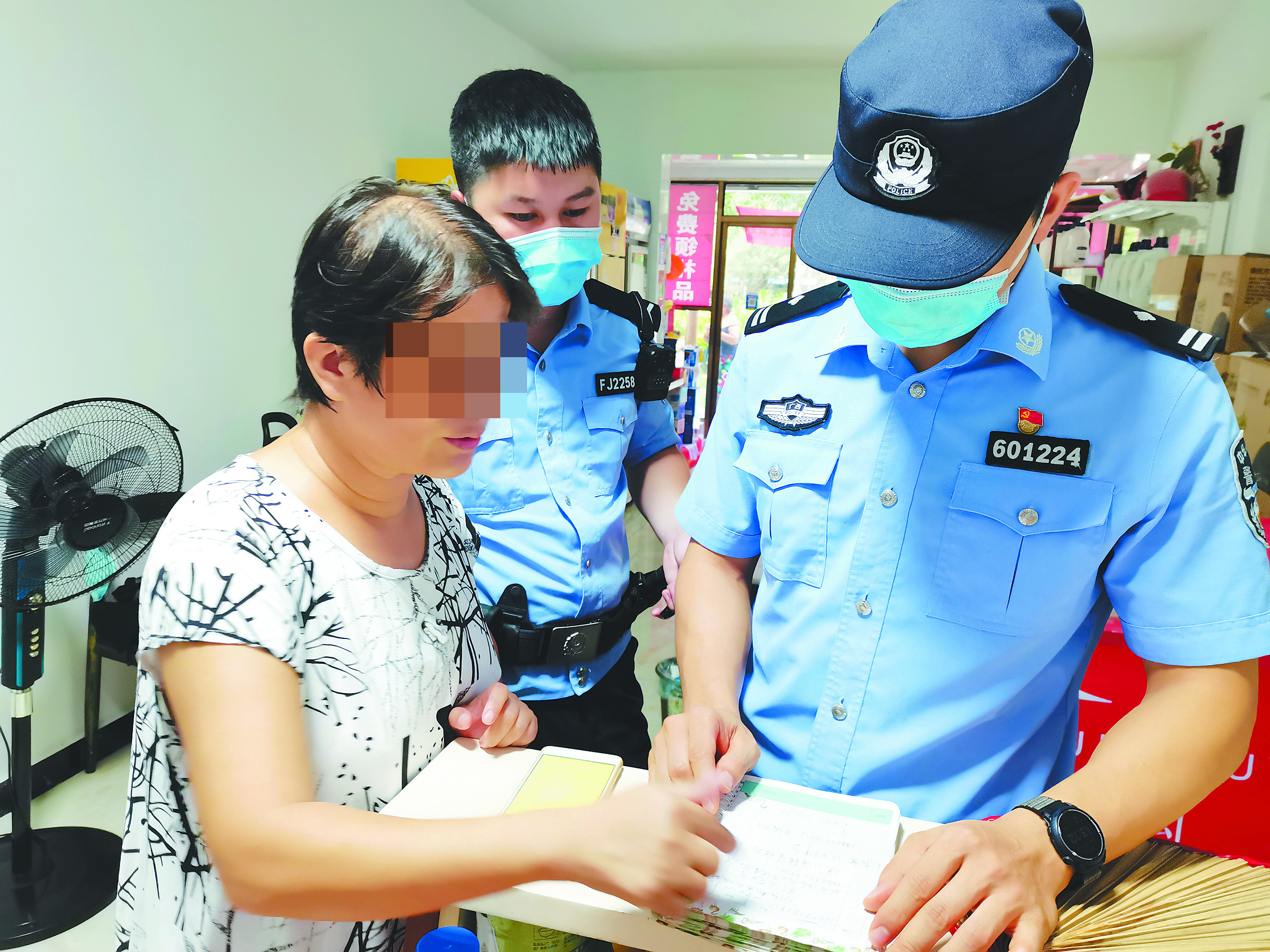 女子遭遇电信诈骗遇见真民警,一女子被电信诈骗民警制止