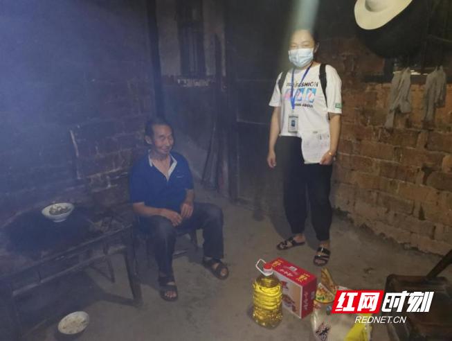 战疫一线铿锵玫瑰展巾帼风采,疫情防控红色娘子军