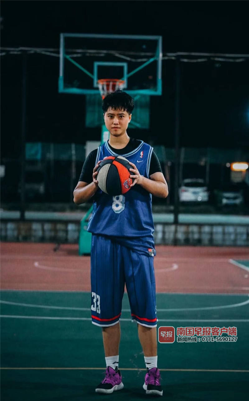 一男子踢球倒地昏迷获救,广西26岁小伙踢球时突然倒地