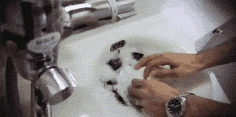 白衣服发黄别着急扔？用这几招，衣服跟新的一样