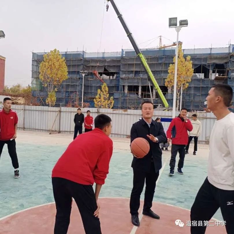 超越自我逐梦精彩——温宿县第二中学开展校园篮球、足球联赛