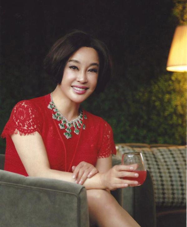 刘晓庆究竟有多少钱,六十五岁刘晓庆回老家买墓地