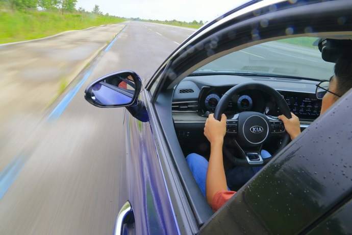 2021起亚k5凯酷1.5焕新版试驾视频,2024款起亚k5夜间第一视角试驾