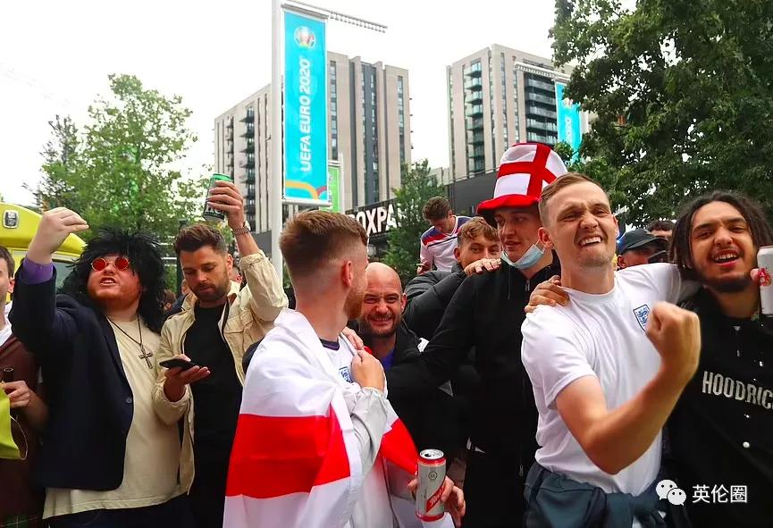 街头斗殴、醉酒裸奔...一大波短裙男子不顾警告涌入伦敦