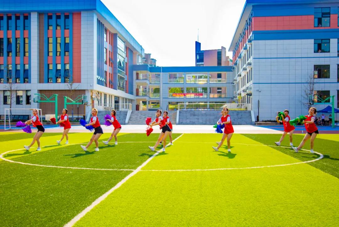 以球会友弘扬体育风尚,以球会友足球逐梦超级杯