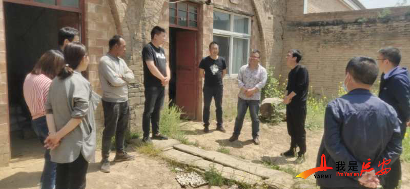 与群众同坐一条板凳唠家常,与人民同坐一根板凳