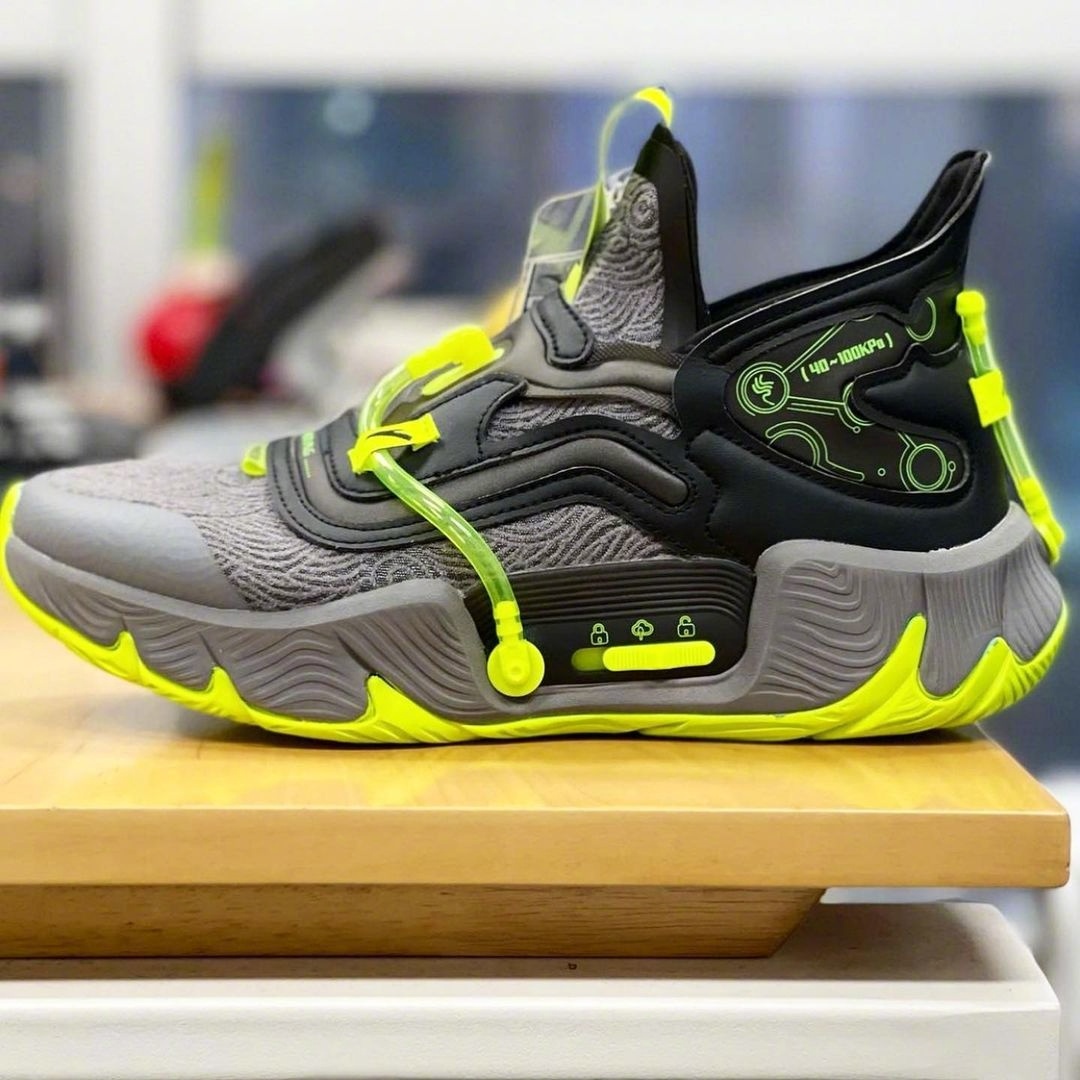 安踏充气蓄能舱篮球鞋,安踏底部有很多透气孔的鞋