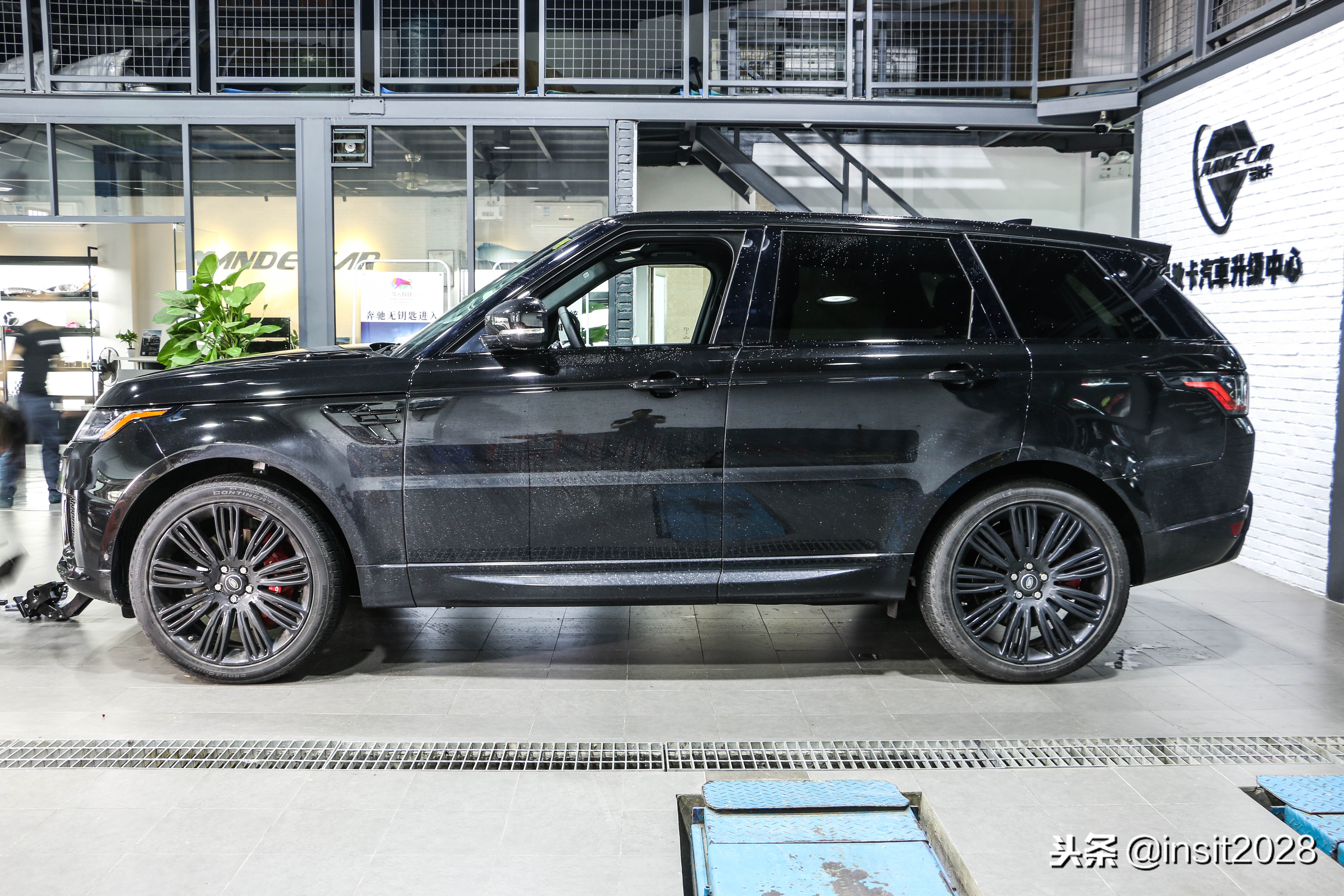 路虎揽胜运动版奔驰大g雪地爬坡,路虎揽胜和奔驰大g哪个舒适